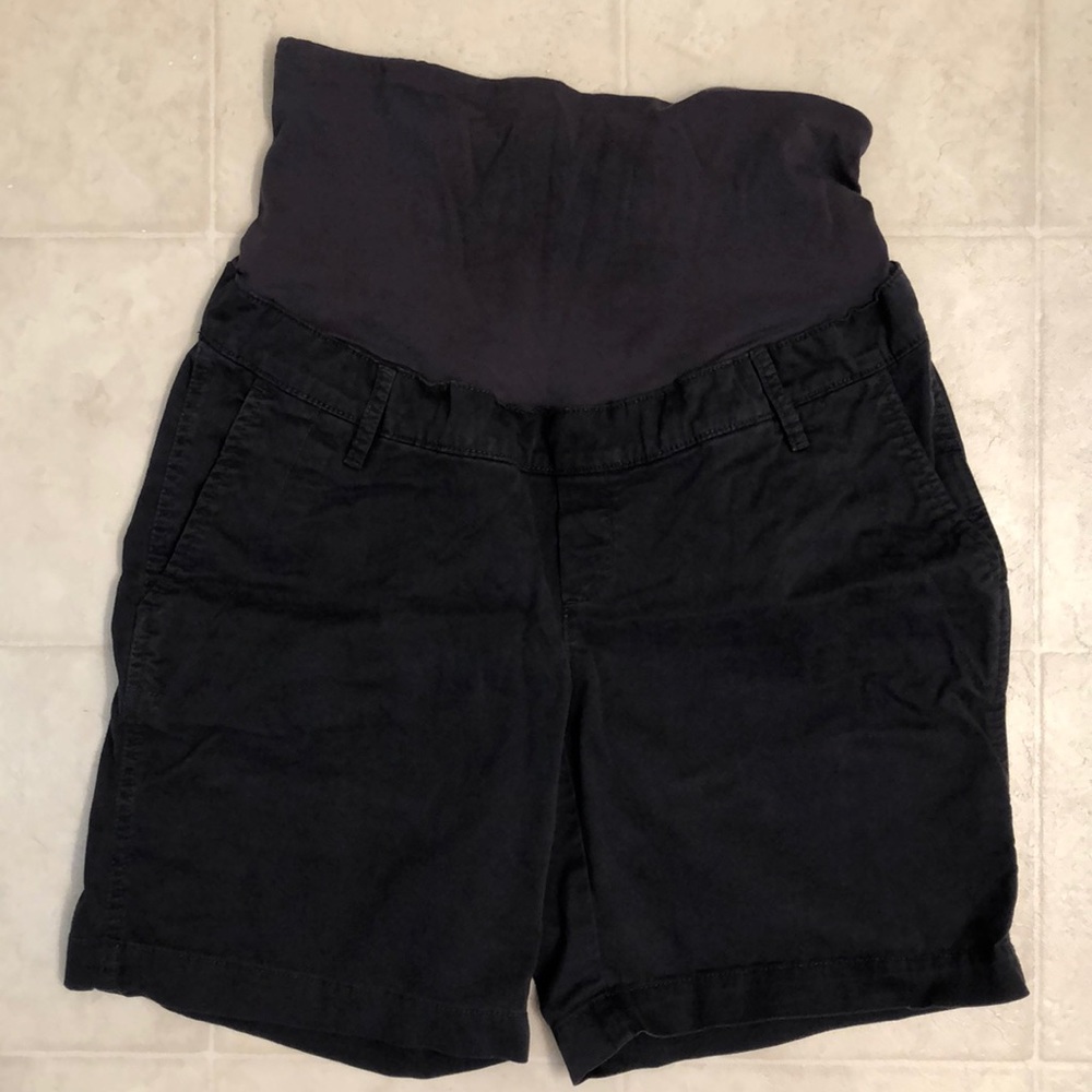 GAP Maternity size 4 5” inseam navy khaki short